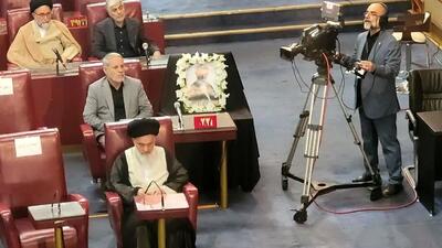 حاشیه‌های اجلاس خبرگان؛ جالی خالی رئیسی و پیراهن احمدی‌نژاد