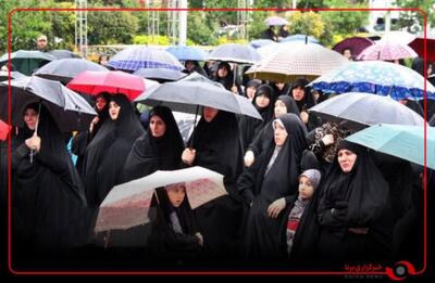 مردم قم در زیر بارش باران منتظر رییس جمهور شهید هستند