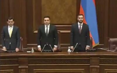ویدیو / یک دقیقه سکوت در مجلس ارمنستان به احترام شهدای سانحهٔ بالگرد رئیس‌جمهور ایران
