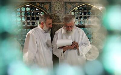 رهبر انقلاب بر پیکر رئیس‌جمهور شهید و همراهانش نماز اقامه می‌کنند