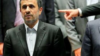 لباس محمود احمدی نژاد حاشیه ساز شد /حضور در افتتاحیه مجلس خبرگان با پیراهن سفید!+عکس