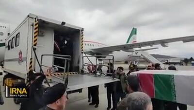 ببینید | لحظه ورود ماشین حمل پیکر شهدای حادثه بالگرد به مصلی تهران