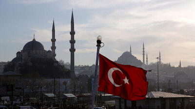 عکس | پرچم نیمه افراشته ترکیه به مناسبت شهادت رئیس جمهور