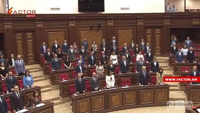 ادای احترام پارلمان ارمنستان به شهدای سقوط بالگردرئیس جمهور ایران