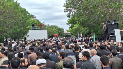 میدان شهدای تبریز مملو از جمعیتی که برای بدرقه شهدا آمده‌اند