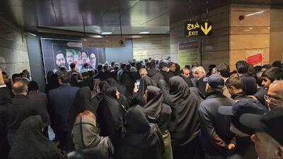 ازدحام مردم تبریز در مترو برای رسیدن به تشییع شهدای سانحه بالگرد