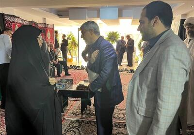 حضور وزیر ورزش در منزل شهیدان امیرعبداللهیان و موسوی - تسنیم