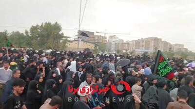 ببینید | مردم قم زیر باران چشم انتظار ورود پیکر شهید رییسی هستند