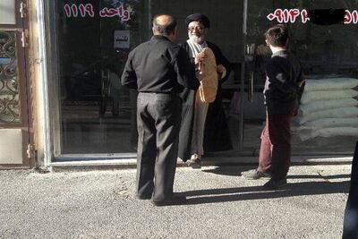 تصاویر | عکس‌های جالب و کمتر دیده شده از شهید آیت الله آل‌هاشم؛ در حال خرید نان و حضور در استادیوم فوتبال - عصر خبر