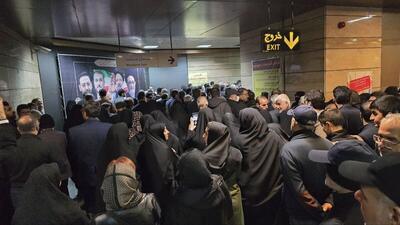 ازدحام مردم در متروی تئاتر شهر برای شرکت در تشییع شهدای خدمت