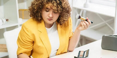 ترفندهای یک آرایش مناسب و سریع برای محل کار؛ خانم‌های کارمند باید این ترفندها را بلد باشند - چی بپوشم