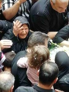 عکس / بی‌تابی‌های مادر خلبان بهروز قدیمی جلوی تابوت فرزندش | اقتصاد24