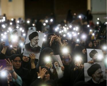 گزارش لحظه به لحظه از آیین بدرقه شهید ابراهیم رئیسی و همراهان/ ورود رهبر انقلاب به دانشگاه تهران و اقامه نماز بر پیکر شهدا خدمت + عکس و فیلم