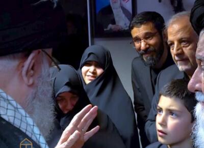 ببینید / لحظاتی منتشرنشده از حضور خانواده شهید رئیسی در کنار رهبر انقلاب