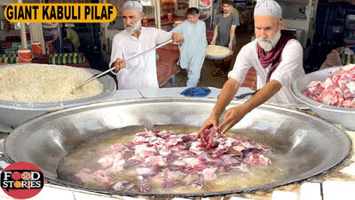 (ویدئو) غذای خیابانی در پاکستان؛ پخت کابلی پلو با گوشت توسط پیرمرد 80 ساله