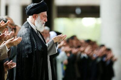 تصویری از اقامه نماز آیت‌الله خامنه‌ای بر پیکر رئیس‌جمهور و همراهان ایشان در دانشگاه تهران
