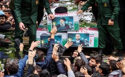 لحظۀ وداع رهبر انقلاب با رئیس‌جمهور شهید و همراهانش
