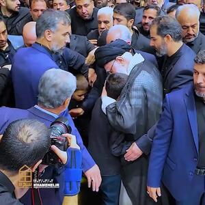 ویدئو | لحظه در آغوش گرفتن نوه‌ های رئیس جمهور شهید توسط رهبر انقلاب