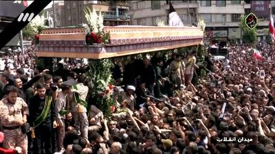 بخشی از مراسم وداع مردم تهران با شهید آیت الله رئیسی