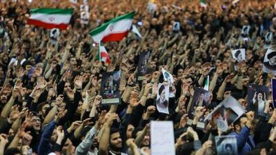 حرکت خیل عظیم مردم تهران برای اقامه نماز بر پیکر سید شهیدان خدمت و همراهانش