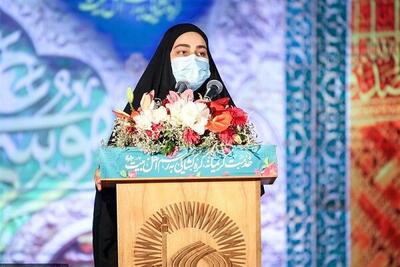 عکسی از دختر سردار سلیمانی بر سر تابوت شهید رییسی