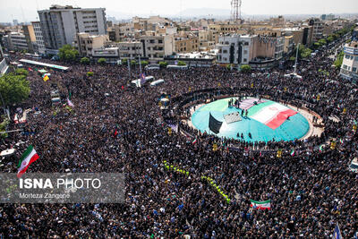نیویورک‌تایمز: جمعیت کثیری از مردم برای تشییع رئیسی به خیابان‌های تهران آمدند