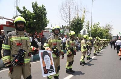 ادای احترام آتش‌نشانان به پیکر رئیس جمهور شهید و همراهان