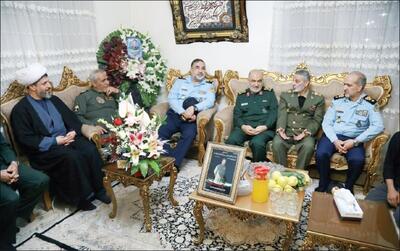 دیدار فرماندهان کل ارتش و سپاه با خانواده شهدای خلبان سانحه بالگرد رئیس‌جمهور