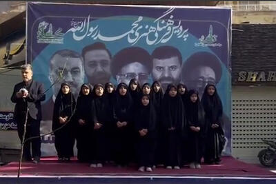 ببینید | اجرای سرود سوزناک دختران دهه نودی بسیج شهید محلاتی در مراسم تشییع شهدای حادثه بالگرد