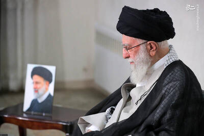 عکس/حضور رهبر انقلاب در منزل رئیس‌جمهور شهید حجت‌الاسلام والمسلمین رئیسی
