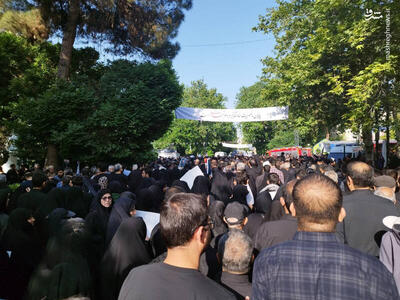 تصاویری از ورود جمعیت به دانشگاه تهران برای اقامه نماز بر پیکر شهیدان خدمت