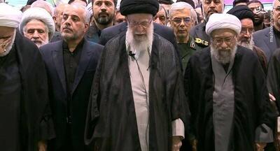 عکس/ اقامه نماز میت توسط رهبر انقلاب بر پیکر آیت الله رئیسی و همراهان ایشان