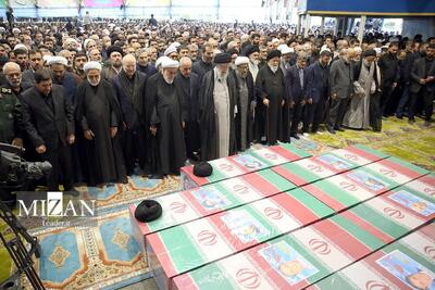 تصاویر لحظه اقامه نماز بر پیکر رئیس‌جمهور و همراهان به امامت رهبر انقلاب