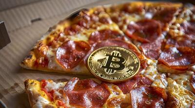 چهاردمین سالگرد روز پیتزای بیت کوین؛ ماجرای دو پیتزای ۷۰۰ میلیون دلاری چیست؟