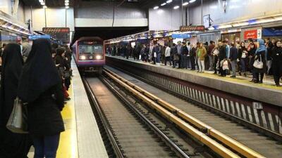 مترو تهران قفل شد | ازدحام جمعیت در مترو برای شرکت در مراسم تشییع رئیس جمهور و همراهان