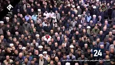 ببینید | گریه و بغض عزاداران در هنگام قرائت نماز توسط رهبر انقلاب