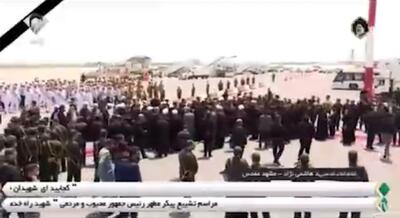 انتظار مردم و حجت الاسلام علم الهدی در فرودگاه مشهد برای استقبال از پیکر رئیس جمهور شهید (فیلم)