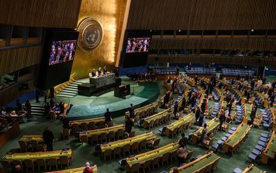 سازمان ملل این گونه به احترام رئیسی ایستاد و سکوت کرد (فیلم)