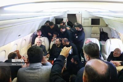 روضه خوانی در هواپیمای حامل پیکر رئیس‌ جمهور (عکس)