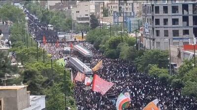 نمایی از جمعیت مردمی در مراسم تشییع رئیس جمهور شهید در مشهد (فیلم)