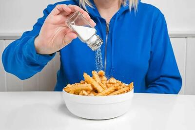نمک زدن به غذا با افزایش ۴۱ درصدی خطر ابتلا به سرطان معده همراه است