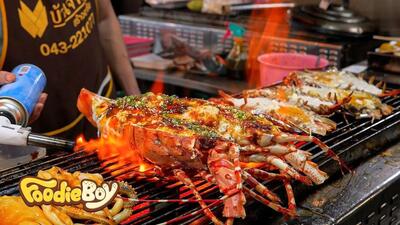 غذای خیابانی در تایلند؛ پخت خرچنگ کبابی در بانکوک (فیلم)