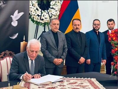 امضای دفتر یادبود شهدای خدمت توسط رئیس‌جمهور و دیگر مقامات ارمنستان