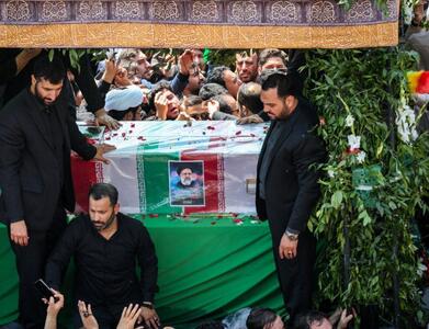 ببینید/ لحظاتی از مراسم تدفین پیکر رئیس‌جمهورِ شهید