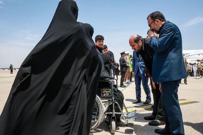 عکس / استقبال مادر  رئیس جمهور فقید از پیکر فرزندش در فرودگاه مشهد