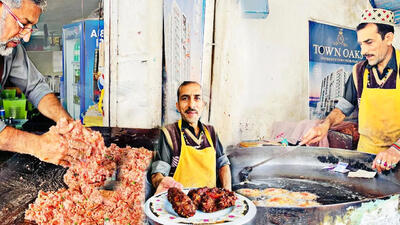(ویدئو) غذای خیابانی در پاکستان؛ پخت چاپلی کباب در پیشاور