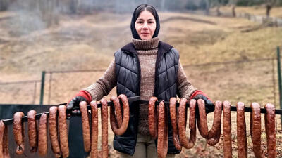 (ویدئو) تهیه و پخت سوسیس دودی خانگی به سبک بانوی اوکراینی در کوهستان