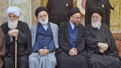 (تصویر) مصطفی خامنه‌ای فرزند ارشد رهبری در مراسم تدفین پیکر رئیس‌جمهور