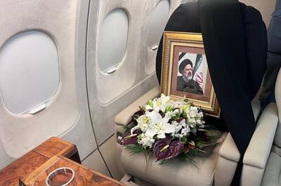(تصویر) روضه‌خوانی منصور ارضی در هواپیمای حامل پیکر رئیس‌جمهور