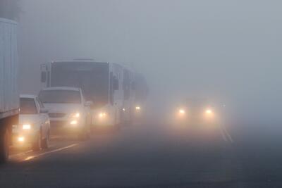 مه شدید و باران در جاده‌های این استان | مسافران آخر هفته مراقب باشند